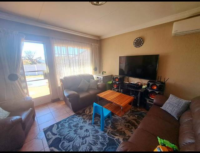 2 BEDROOM HOUSE FOR SALE IN HEUWELOORD